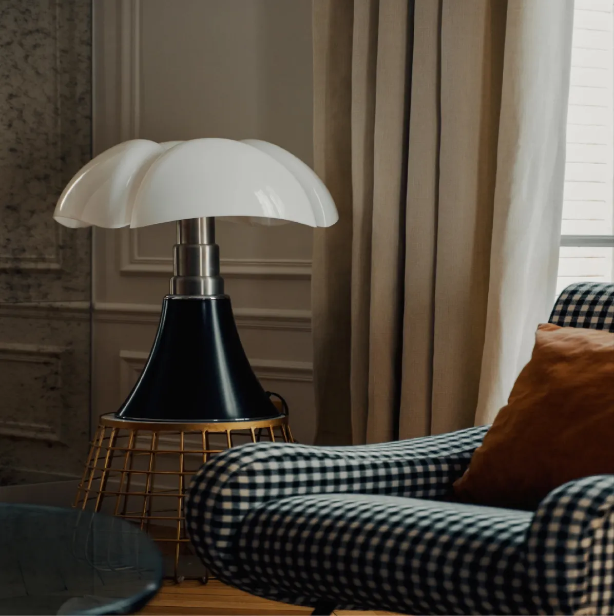 Lampe Pipistrello et fauteuil — projet du studio