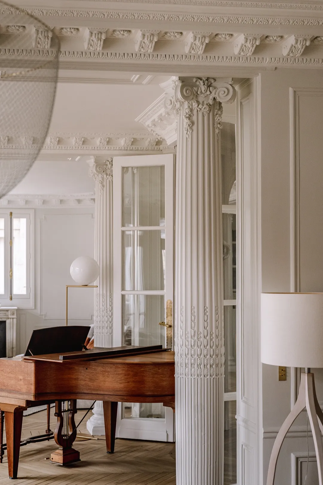 Enfilade vers le salon avec piano